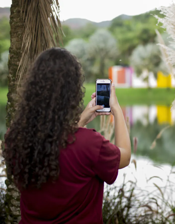 Visitante no Inhotim em Brumadinho projeto Pode Entrar