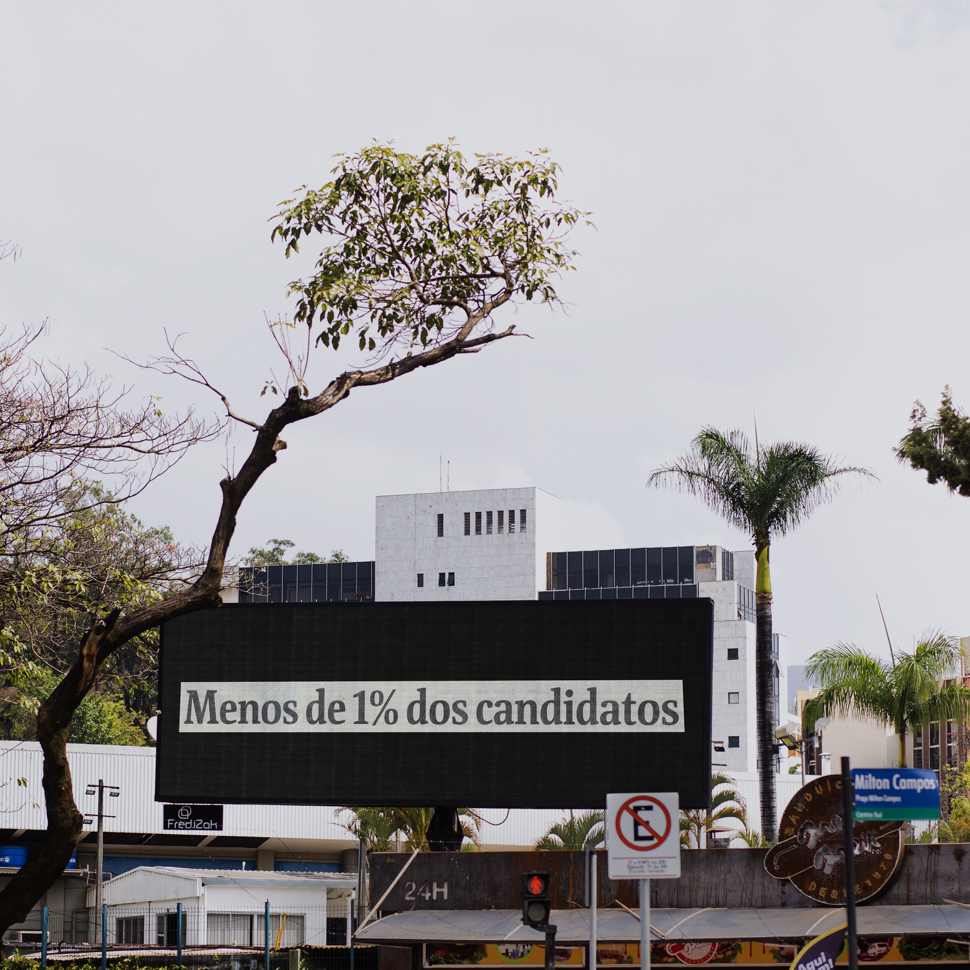 The first edition brought the work Primeira página (2020), by artist Marilá Dardot.