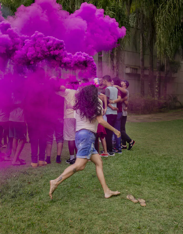 Educativo Inhotim pessoa correndo com fumaça roxa