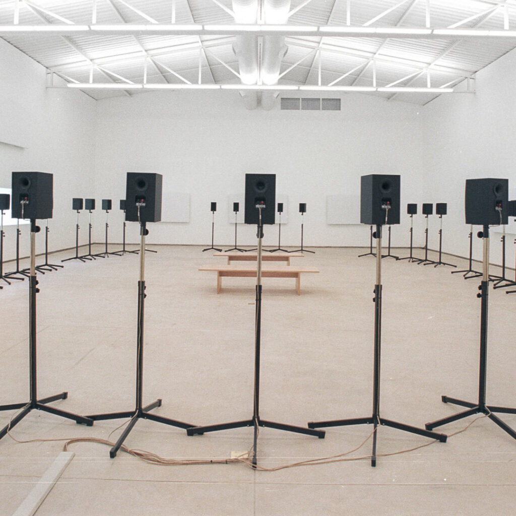 Janet Cardiff, Forty Part Motet, 2001, instalação sonora em 40 canais, com duração de 14’7”, cantada pelo coro da catedral de Salisbury, dimensões variáveis. Foto: Pedro Motta