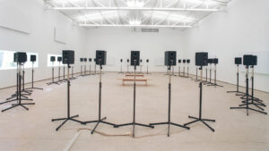 Janet Cardiff, Forty Part Motet, 2001, instalação sonora em 40 canais, com duração de 14’7”, cantada pelo coro da catedral de Salisbury, dimensões variáveis. Foto: Pedro Motta