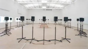 Janet Cardiff, Forty Part Motet, 2001, instalação sonora em 40 canais, com duração de 14’7”, cantada pelo coro da catedral de Salisbury, dimensões variáveis. Foto: Pedro Motta
