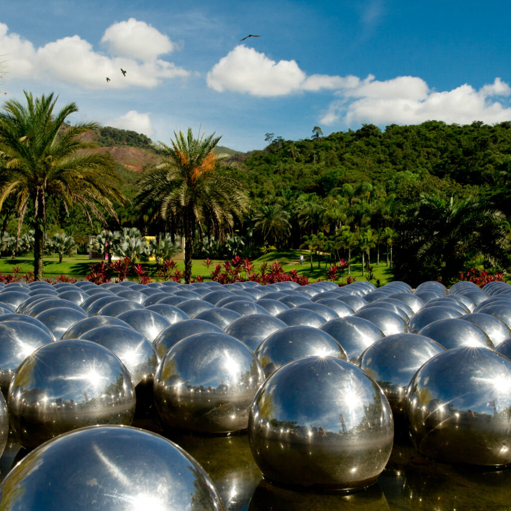 Yayoi Kusama, Narcissus Garden, 1966/2009, esferas de aço inoxidável, dimensões variáveis. Foto: Daniela Paolielo