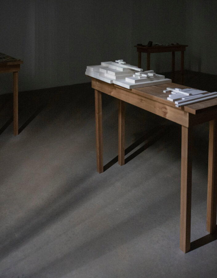 Victor Grippo, La Intimidad de la Luz en St. Ives, 1997, 6 mesas, gesso, moldes, argila, água, ferramentas e texto, dimensões variáveis. Foto: Daniela Paoliello