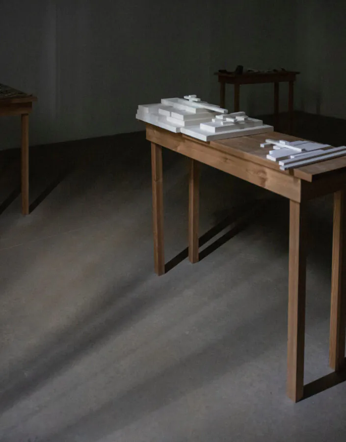 Victor Grippo, La Intimidad de la Luz en St. Ives, 1997, 6 mesas, gesso, moldes, argila, água, ferramentas e texto, dimensões variáveis. Foto: Daniela Paoliello