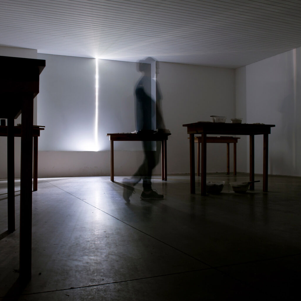 Victor Grippo, La Intimidad de la Luz en St. Ives, 1997, 6 mesas, gesso, moldes, argila, água, ferramentas e texto, dimensões variáveis. Foto: William Gomes