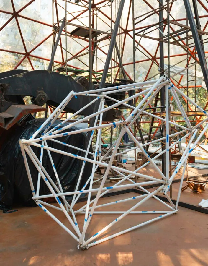 No novo episódio da série, os detalhes do trabalho minuscioso de restauração da obra de Matthew Barney. Foto: Arquivo Inhotim.