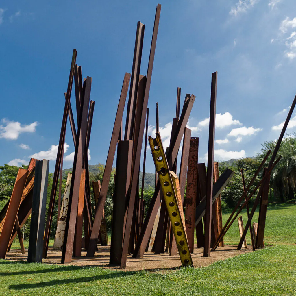 Chris Burden, Beam Drop Inhotim, 2008, [detalhe],  concreto e 71 vigas de aço, 12x12x11 m. Foto: William Gomes