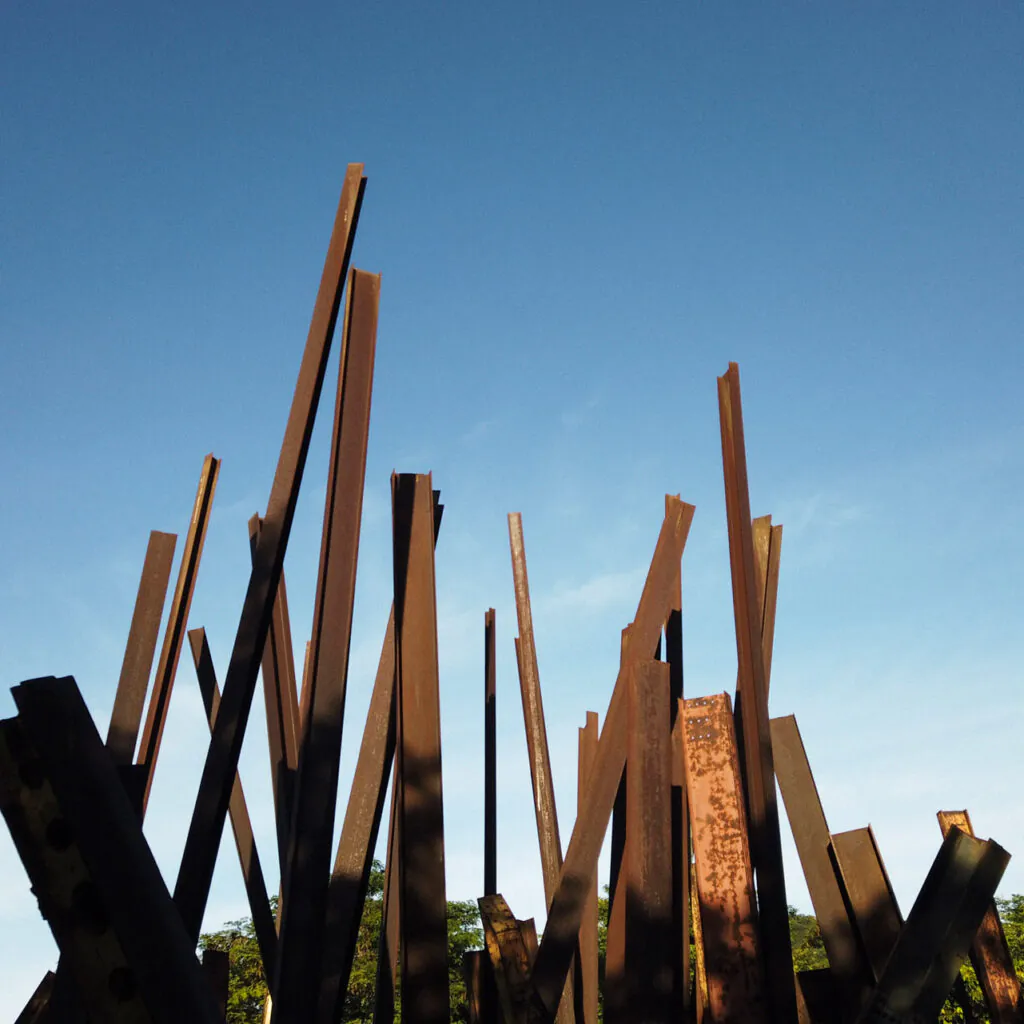 Chris Burden, Beam Drop Inhotim, 2008, [detalhe],  concreto e 71 vigas de aço, 12x12x11 m. Foto: Carol Lopes