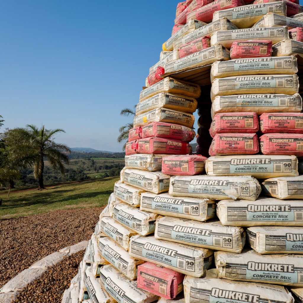 Chris Burden, Beehive Bunker, 2006, concreto, barra de aço para concreto armado, arame de aço, tampa de boca de lobo em ferro fundido, dimensões variáveis. Foto: Eduardo Eckenfels