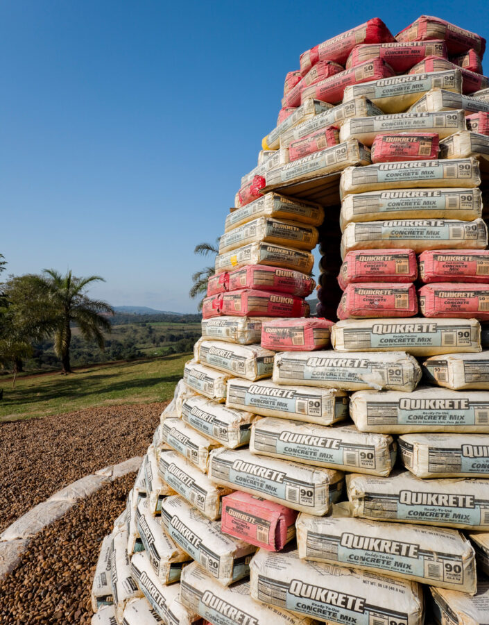 Chris Burden, Beehive Bunker, 2006, concreto, barra de aço para concreto armado, arame de aço, tampa de boca de lobo em ferro fundido, dimensões variáveis. Foto: Eduardo Eckenfels