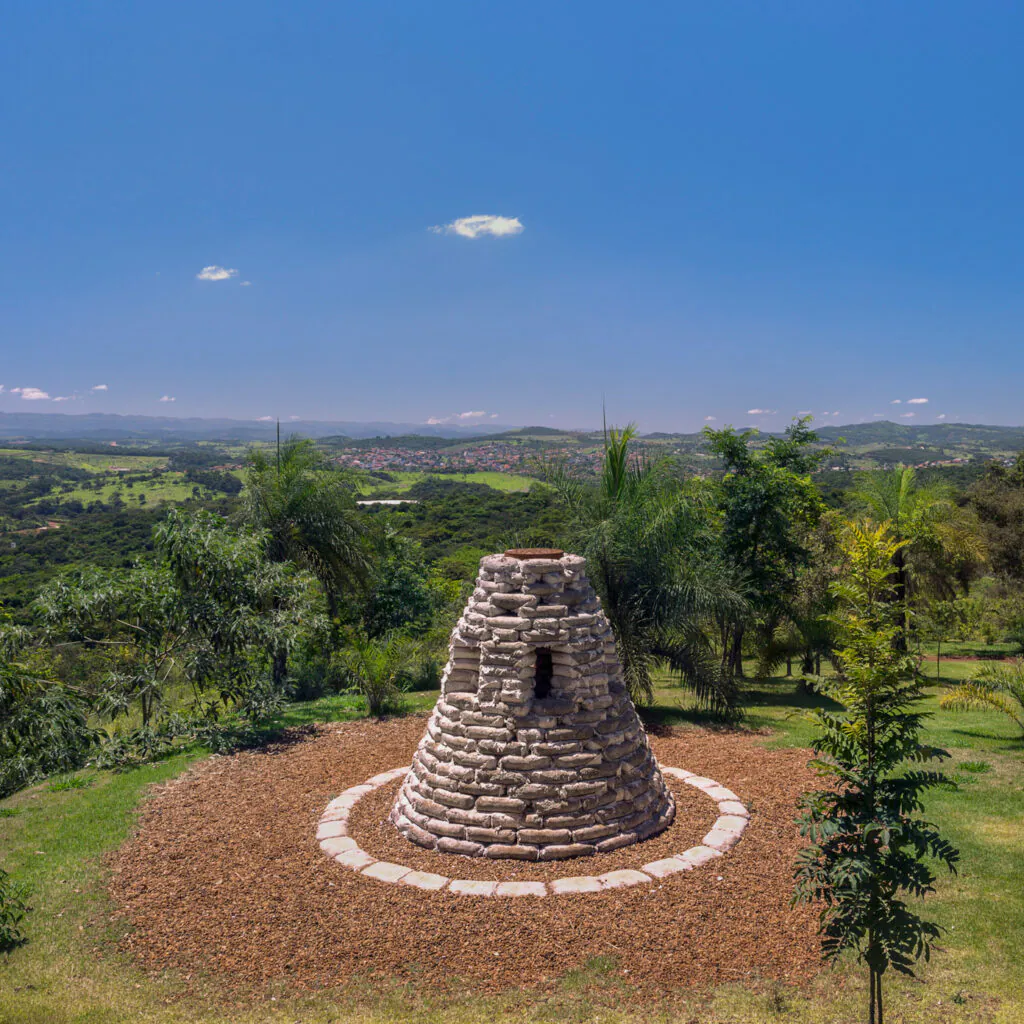 Chris Burden, Beehive Bunker, 2006, concreto, barra de aço para concreto armado, arame de aço, tampa de boca de lobo em ferro fundido, dimensões variáveis. Foto: Eduardo Eckenfels