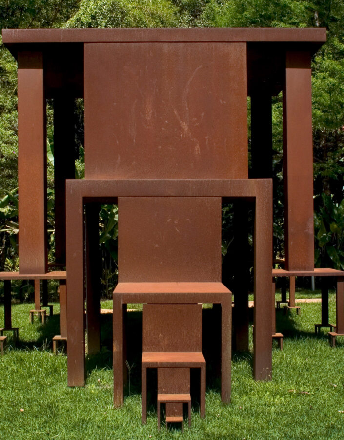 Cildo Meireles, Inmensa, 1982-2002, aço corten, 400x810x445 cm. Foto: Pedro Motta