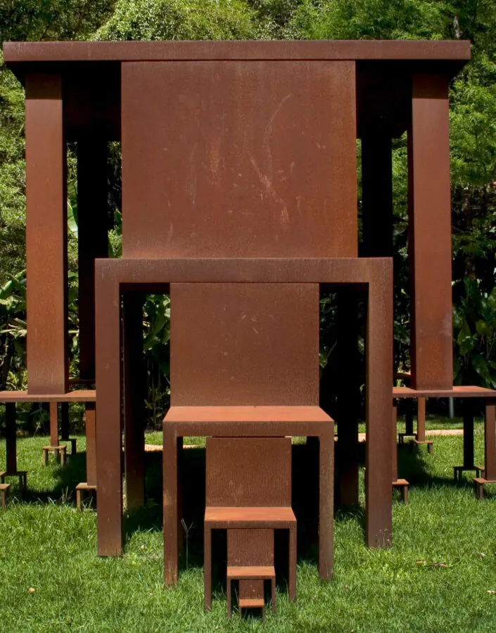 Cildo Meireles, Inmensa, 1982-2002, aço corten, 400x810x445 cm. Foto: Pedro Motta