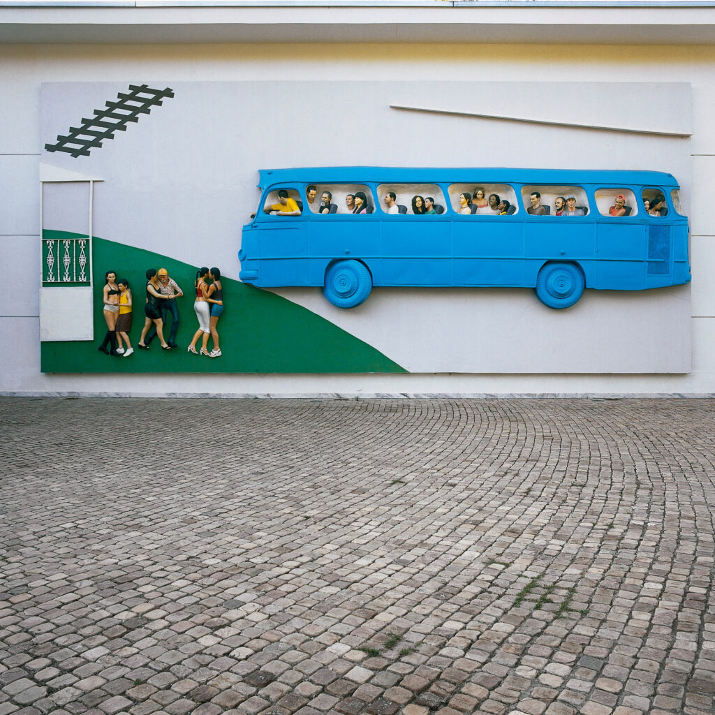 John Ahearn & Rigoberto Torres, Rodoviária de Brumadinho, 2005, tinta automotiva sobre fibra de vidro, 530x1500x20 cm. Foto: Eduardo Eckenfels