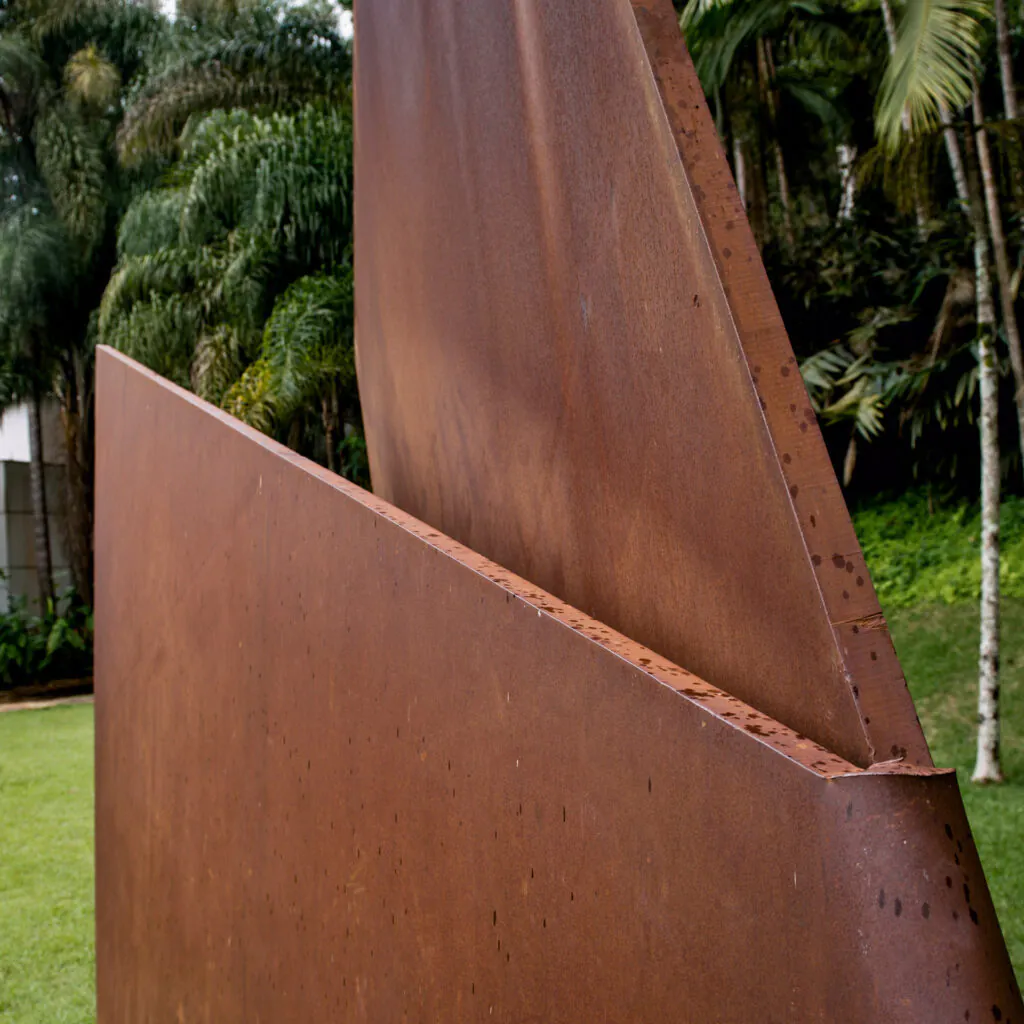 Amilcar de Castro, Sem título, 2001, [detalhe], aço corten, 448 x 500 x122 cm. Foto: William Gomes