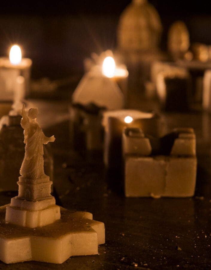 Carlos Garaicoa, Ahora Juguemos a Desaparecer (II), 2002, [detalhe],  mesa de metal, velas, instalação de vídeo, dimensões variáveis. Foto: William Gomes