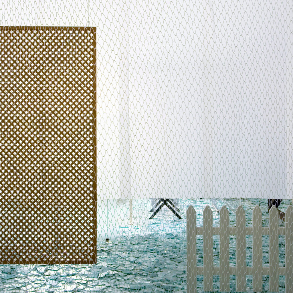 Cildo Meireles, Através, 1983-89, [detalhe],  materiais diversos, 600x1500x1500 cm. ​Foto: Pedro Motta