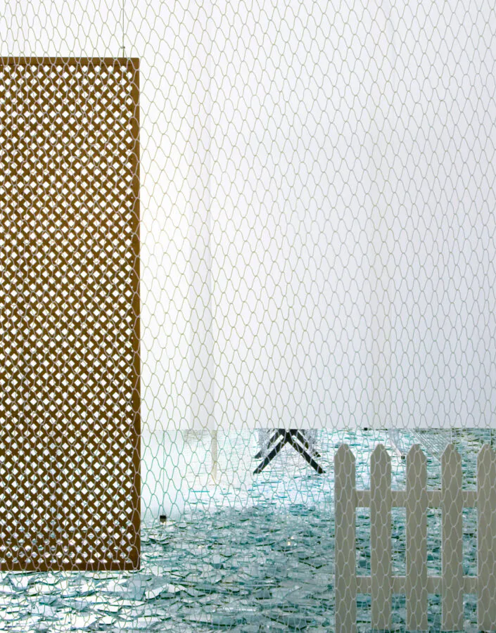 Cildo Meireles, Através, 1983-89, [detalhe],  materiais diversos, 600x1500x1500 cm. ​Foto: Pedro Motta