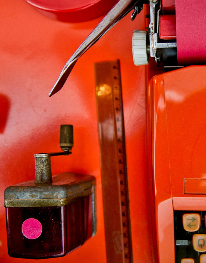 Obra Desvio para o vermelho I: Impregnação, de Cildo Meireles. Acervo de arte contemporânea Inhotim