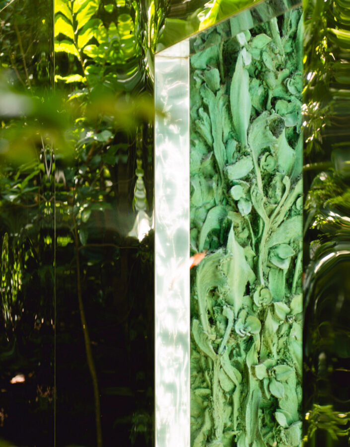 ​Cristina Iglesias, Vegetation Room Inhotim, 2010-12, [detalhe], aço, inox, bronze, resina de poliéster e fibra de vidro, 285x940x940 cm. Foto: William Gomes.