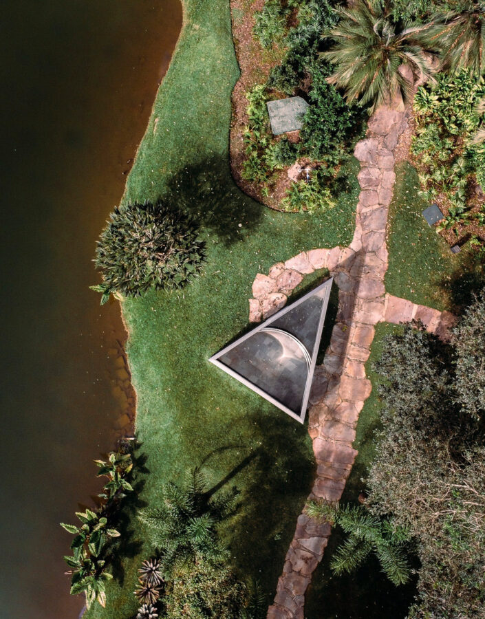 Dan Graham, Bisected Triangle, Interior Curve, 2002, [vista aérea], vidro espelhado e aço inoxidável, 220x713x504 cm. Foto: Brendon Campos