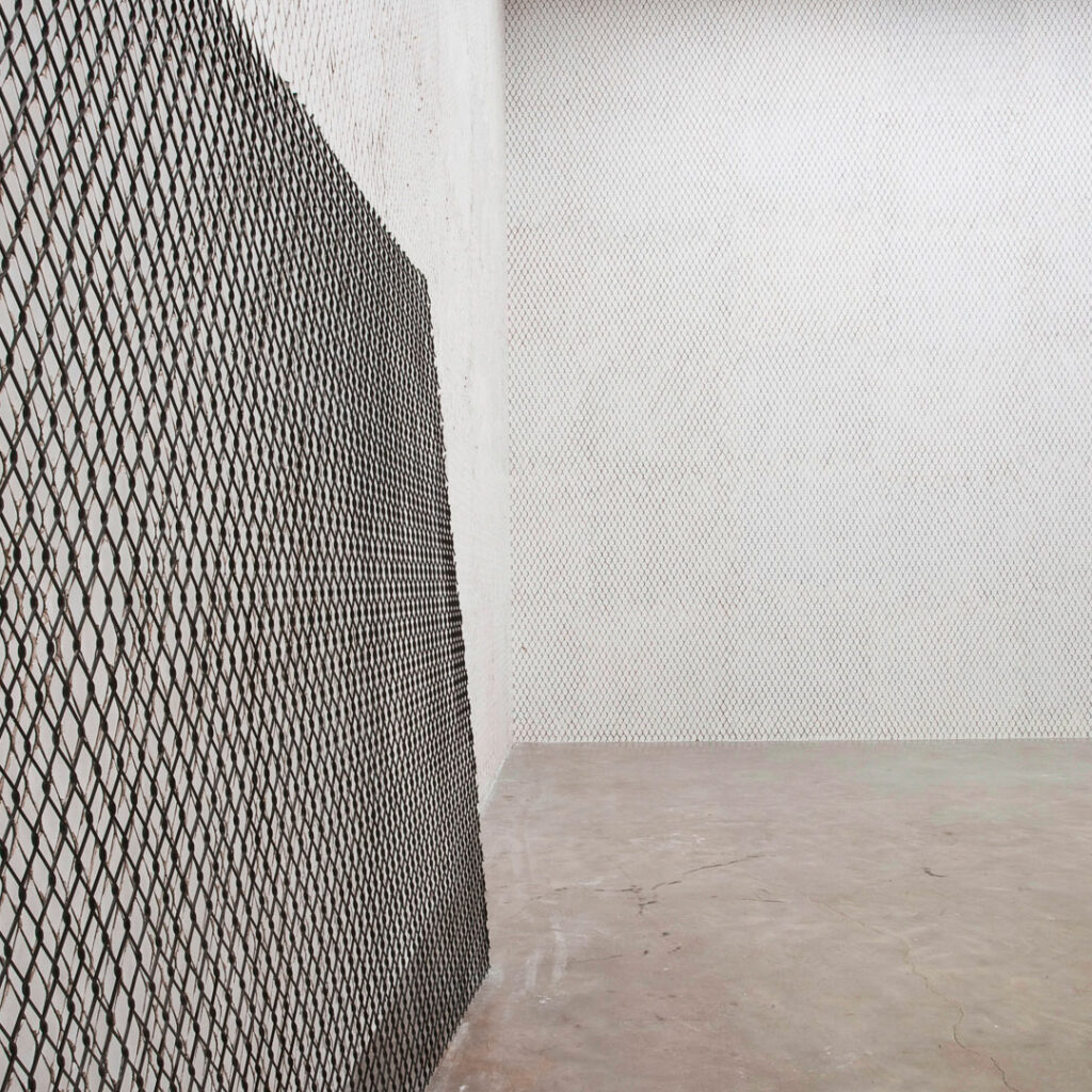 ​Doris Salcedo, Neither, 2004, [detalhe],  placas de gesso e aço, 494x740x1500 cm.  Foto: Daniel Mansur