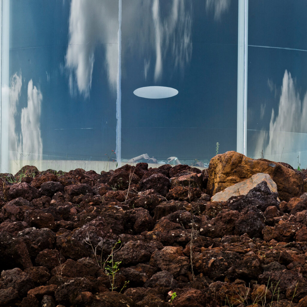 Doug Aitken, Sonic Pavilion, 2009,[detalhe], pavilhão de vidro e aço revestido de película plástica, poço tubular de 202 m de profundidade, microfones e equipamentos de amplificação sonora, 335x1400 cm. Foto: William Gomes.