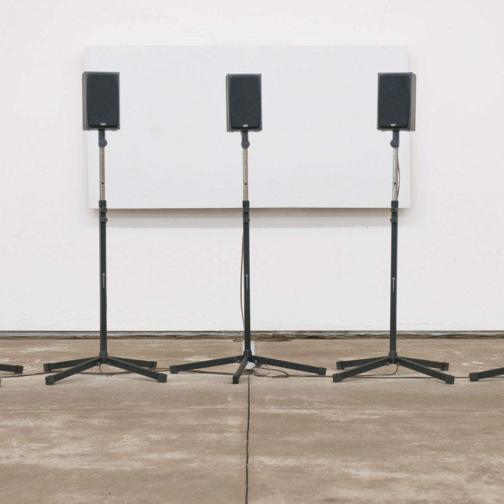 Janet Cardiff, Forty Part Motet, 2001, [detalhe], instalação sonora em 40 canais, com duração de 14’7”, cantada pelo coro da catedral de Salisbury, dimensões variáveis. Foto: William Gomes.