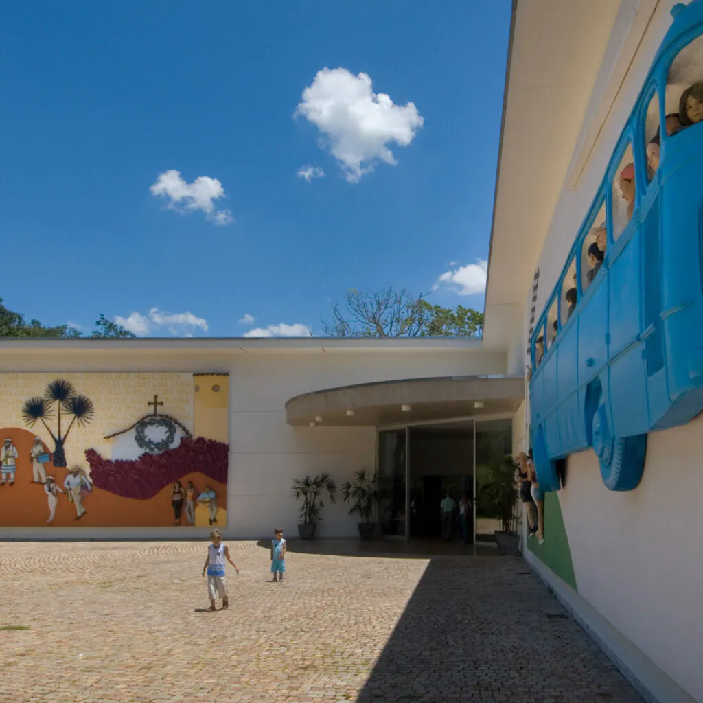 John Ahearn & Rigoberto Torres, Abre a porta, 2006; John Ahearn & Rigoberto Torres, Rodoviária de Brumadinho, 2005. Foto: Pedro Motta
