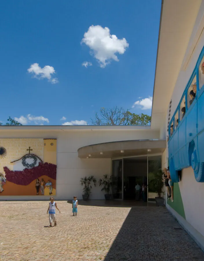 John Ahearn & Rigoberto Torres, Abre a porta, 2006; John Ahearn & Rigoberto Torres, Rodoviária de Brumadinho, 2005. Foto: Pedro Motta