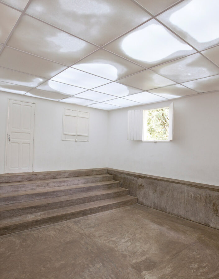 ​Rivane Neuenschwander, Continente/Nuvem, 2008, plástico corrugado, alumínio, bolas de isopor, lâmpadas fluorescentes, ventiladores elétricos e timers, dimensões variáveis. Foto: Pedro Motta