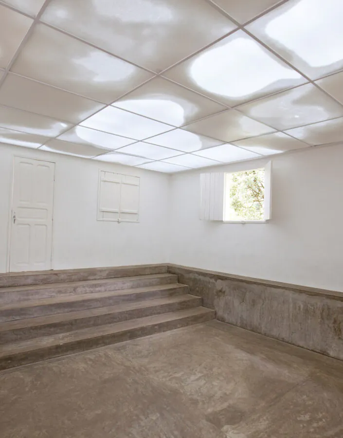 Rivane Neuenschwander, Continente/Nuvem, 2008, plástico corrugado, alumínio, bolas de isopor, lâmpadas fluorescentes, ventiladores elétricos e timers, dimensões variáveis. Foto: Pedro Motta