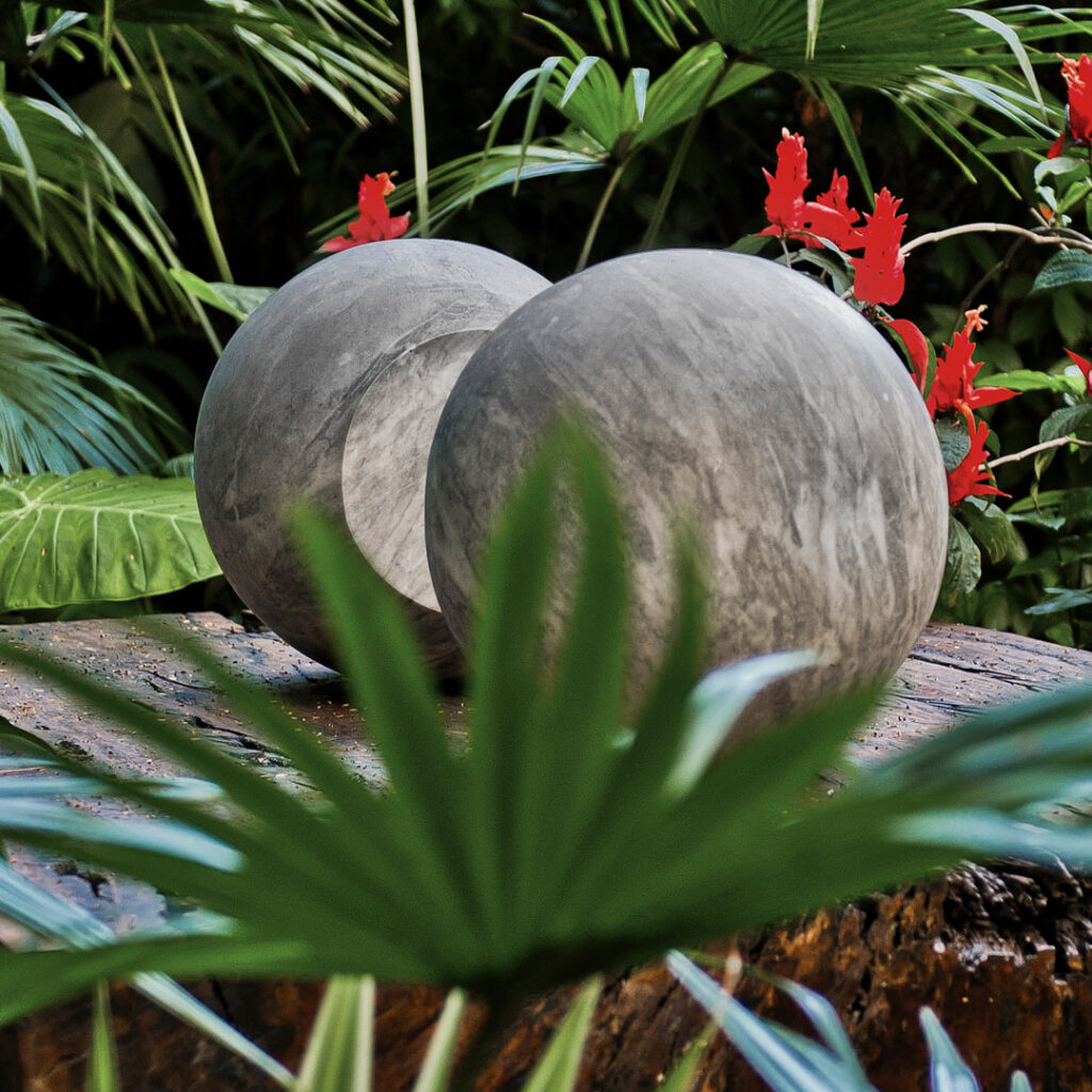 Waltercio Caldas, Escultura para todos os materiais não transparentes, 1985,  pedra, dimensões variáveis.​ Foto: William Gomes