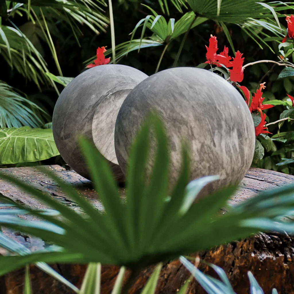 Waltercio Caldas, Escultura para todos os materiais não transparentes, 1985,  pedra, dimensões variáveis.​ Foto: William Gomes