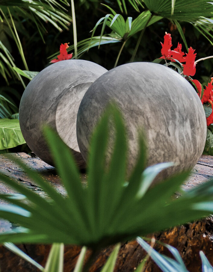 Waltercio Caldas, Escultura para todos os materiais não transparentes, 1985,  pedra, dimensões variáveis.​ Foto: William Gomes