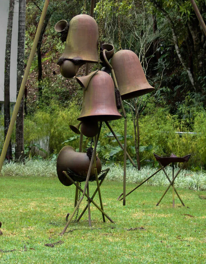 Tunga, Deleite, 1999, ferro e couro, 495x520x310. Foto: Tibério França