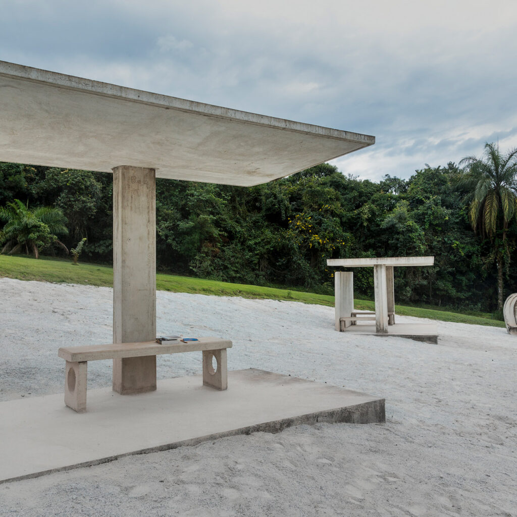 Dominique Gonzalez-Foerster, Desert Park, 2010, [detalhe], concreto, areia, livros diversos, dimensões variáveis. Foto: Marcelo Coelho