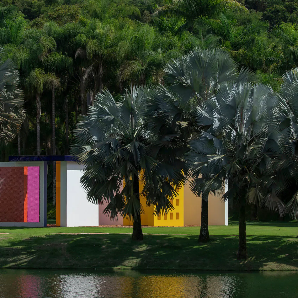 Próximas ao Magic Square #5, de Hélio Oiticica, as palmeiras-azuis ressaltam as cores da obra na paisagem. Foto:João Marcos Rosa/Nitro.