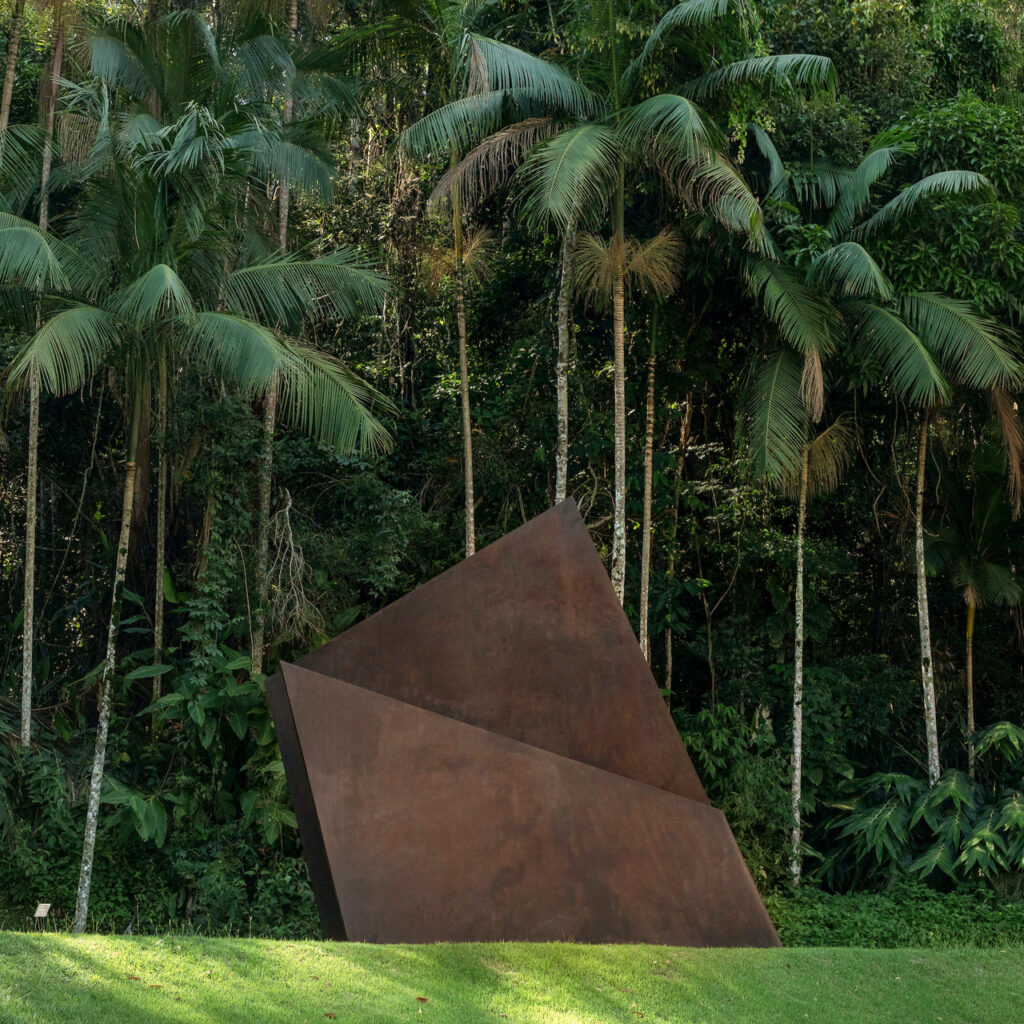No Inhotim,  palmeira pode ser vista próxima a obra Inmensa, de Amilcar de Castro.Foto: João Marcos Rosa/Nitro.