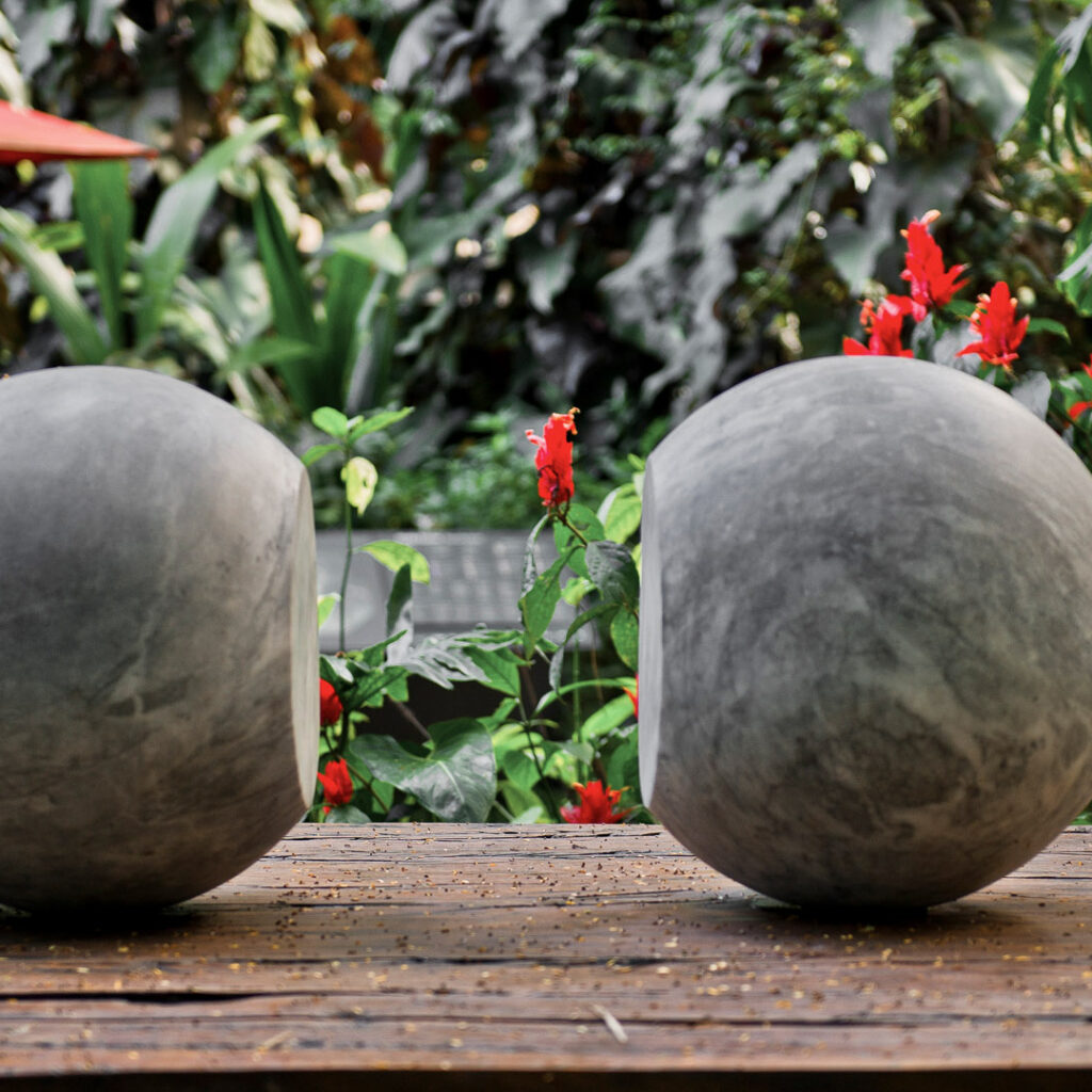 Escultura para todos os materiais não transparentes (1985) de Waltercio Caldas. Acervo de arte contemporânea Inhotim