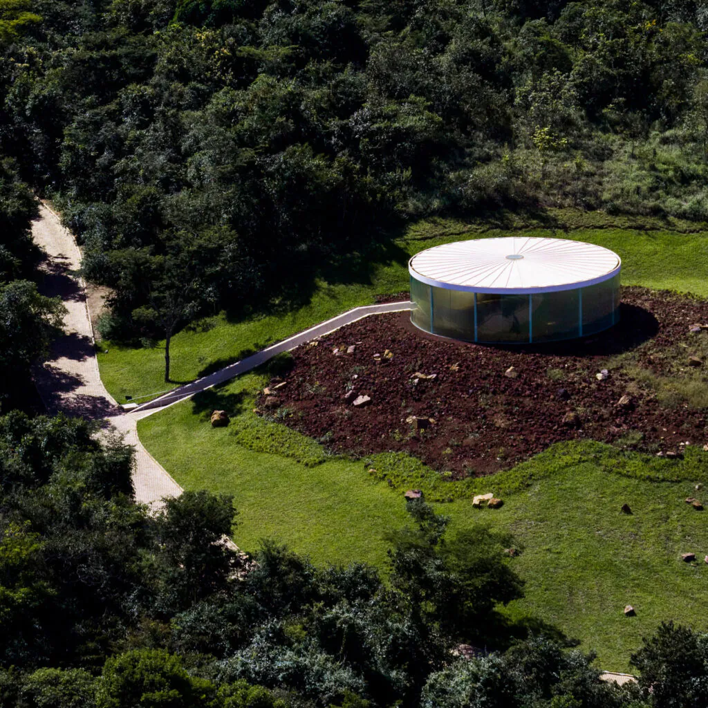 Doug Aitken, Sonic Pavilion, 2009,[vista externa], pavilhão de vidro e aço revestido de película plástica, poço tubular de 202 m de profundidade, microfones e equipamentos de amplificação sonora, 335x1400 cm. Foto: Marcelo Coelho