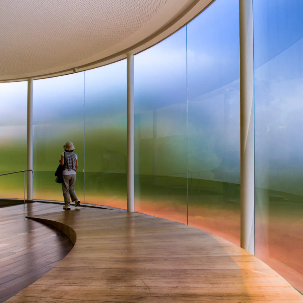 Doug Aitken, Sonic Pavilion, 2009,[vista interna], pavilhão de vidro e aço revestido de película plástica, poço tubular de 202 m de profundidade, microfones e equipamentos de amplificação sonora, 335x1400 cm. Foto: Daniela Paoliello