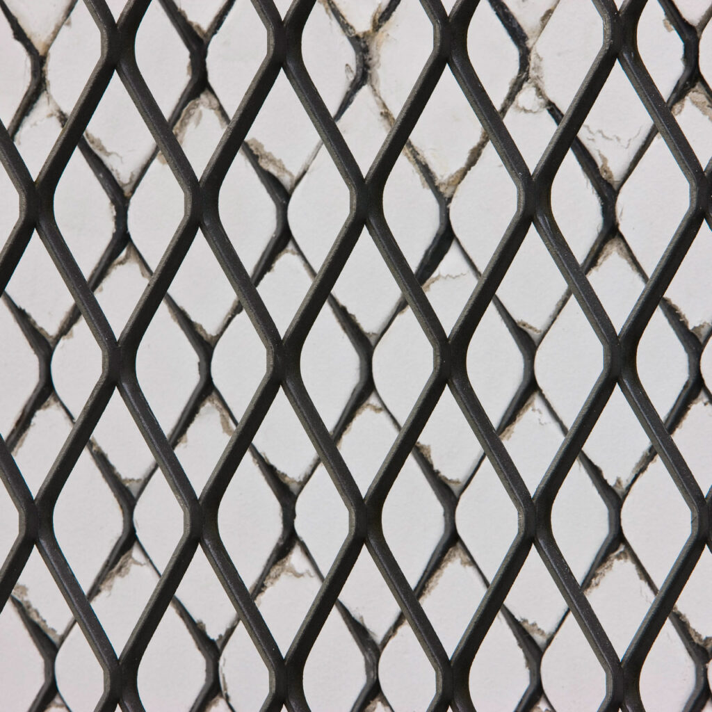 ​Doris Salcedo, Neither, 2004, [detalhe], placas de gesso e aço, 494x740x1500 cm.  Foto: Daniel Mansur