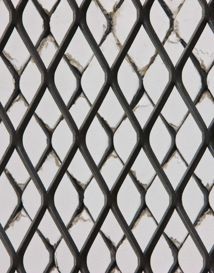 ​Doris Salcedo, Neither, 2004, [detalhe], placas de gesso e aço, 494x740x1500 cm.  Foto: Daniel Mansur