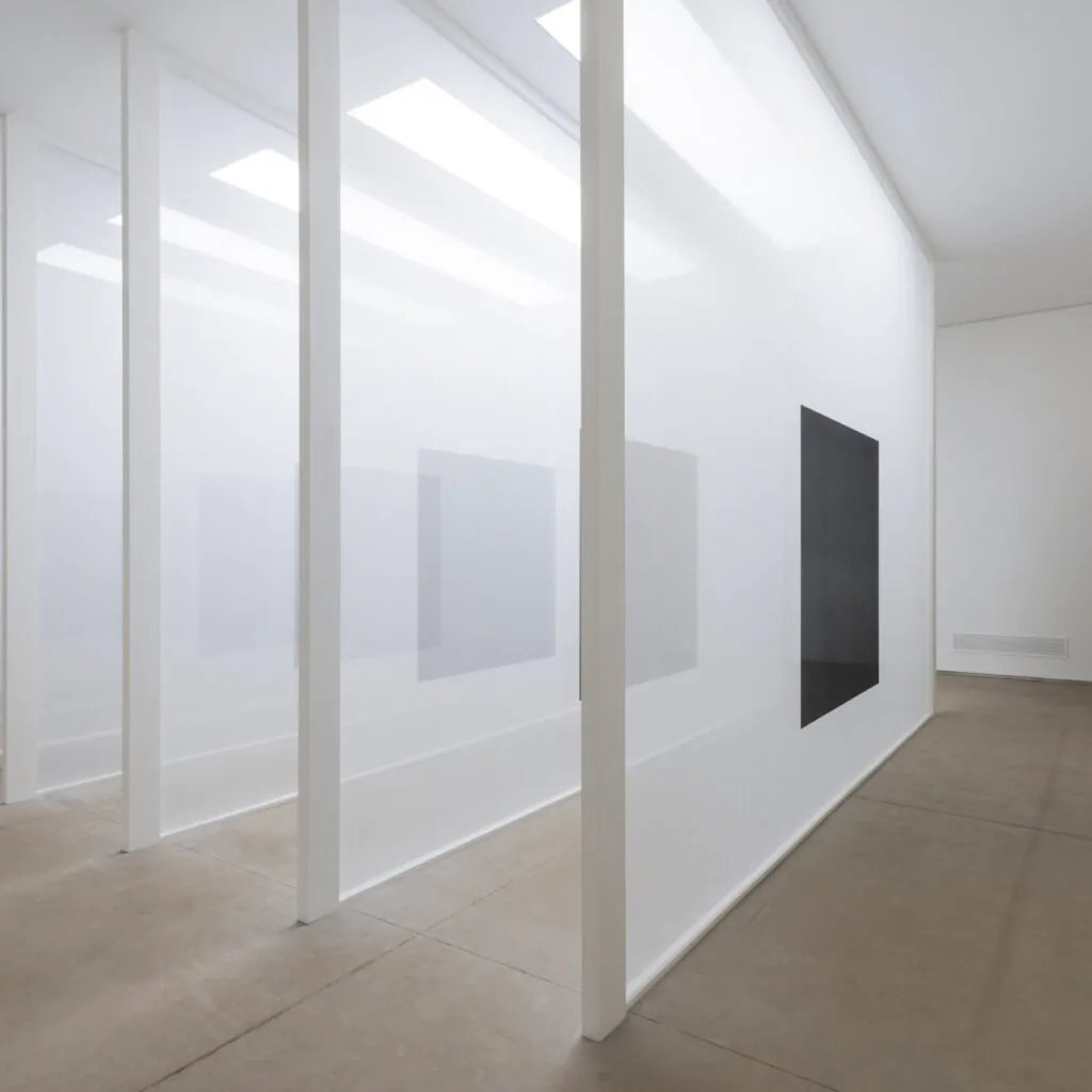 Robert Irwin, Black³, 2008, na exposição "Lamelas, Irwin, Kusama: Sobre a Percepção" (2018). Foto: Daniel Mansur