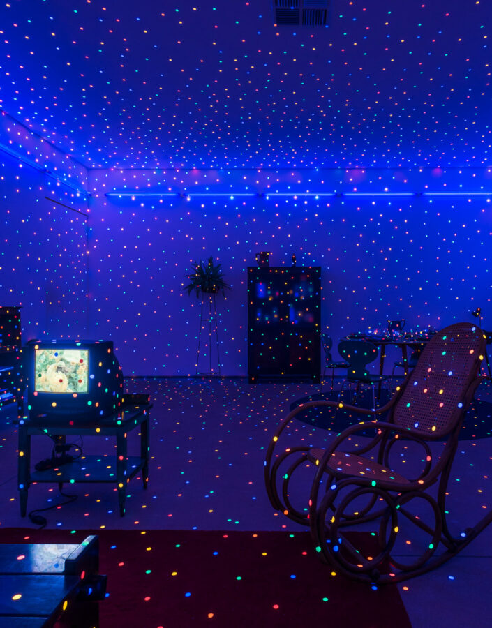 Yayoi Kusama, I am here, but nothing, 2000, na exposição "Lamelas, Irwin, Kusama: Sobre a Percepção" (2018). Foto: Daniel Mansur