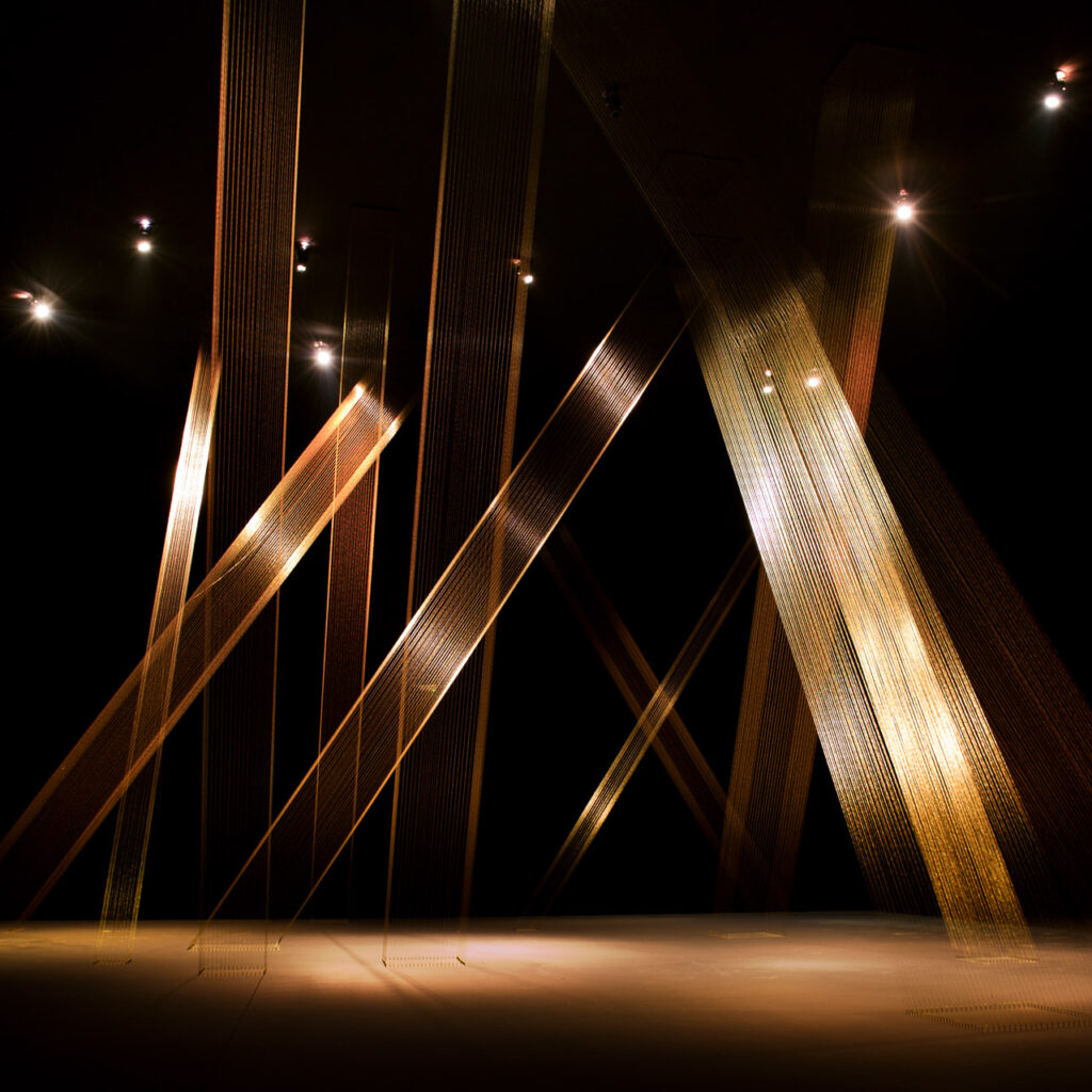 Lygia Pape, Ttéia 1 C, 2002, fio metalizado, dimensões variáveis. Foto: William Gomes