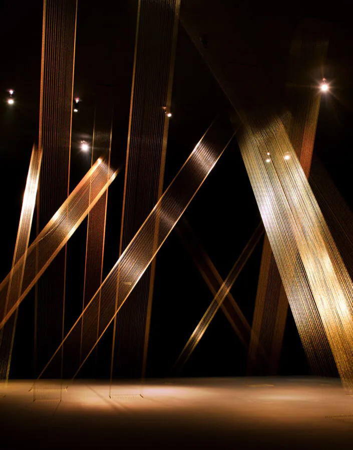 Lygia Pape, Ttéia 1 C, 2002, fio metalizado, dimensões variáveis. Foto: William Gomes