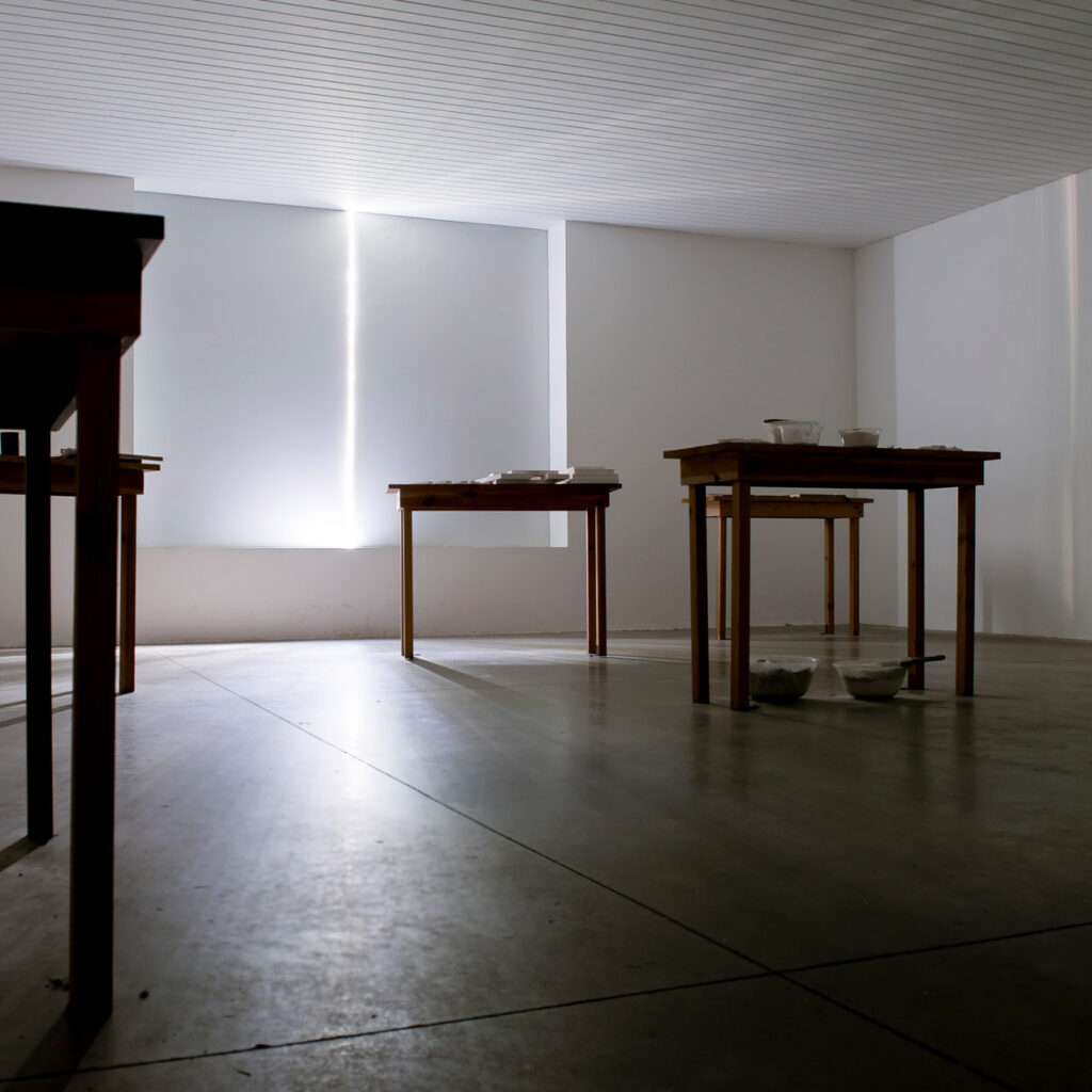 Victor Grippo, La Intimidad de la Luz en St. Ives, 1997, 6 mesas, gesso, moldes, argila, água, ferramentas e texto, dimensões variáveis. Foto: William Gomes